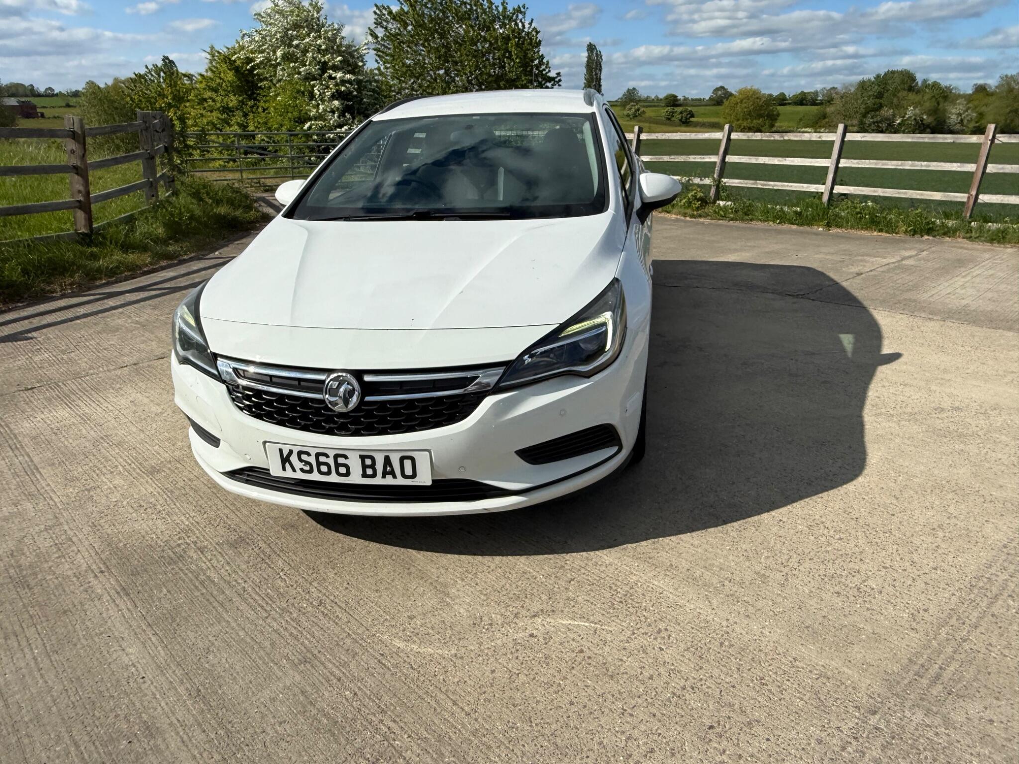 Vauxhall Astra 1.6 CDTi Tech Line Sports Tourer Euro 6 (s/s) 5dr — photo 61 of 104